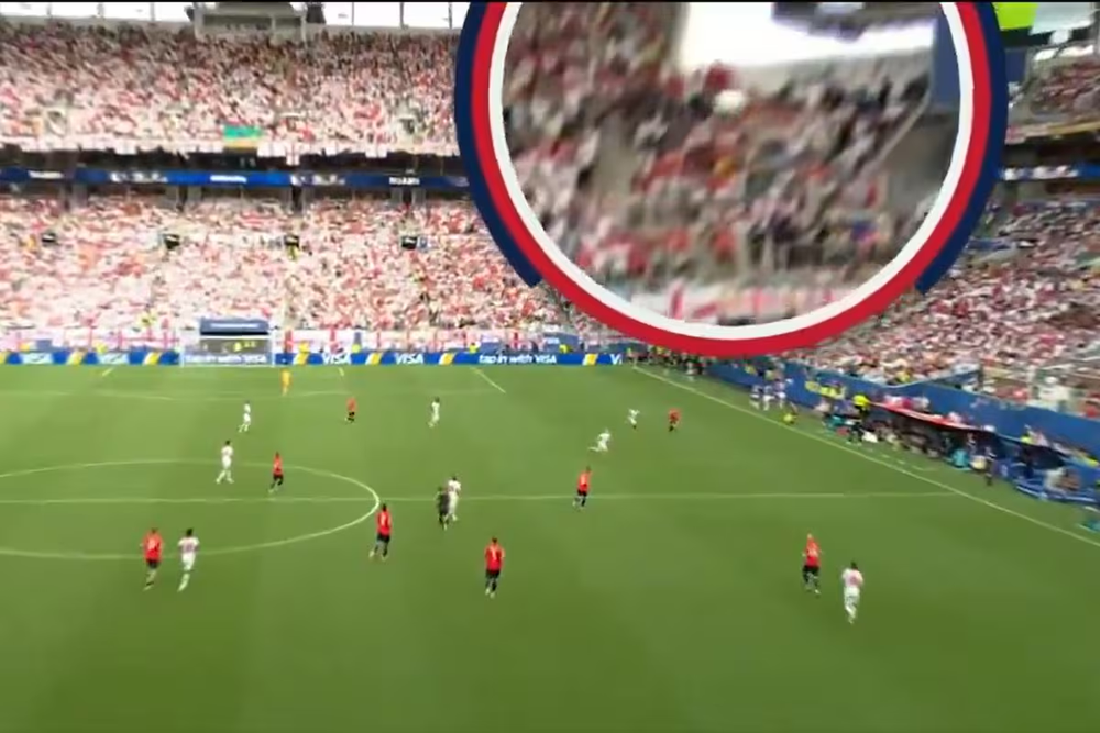 La pelota parece pegar en un cable que sostiene a una cámara aérea en la antesala del primer gol de Inglaterra contra Noruega en el Mundial.
