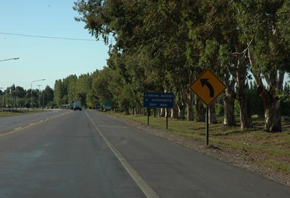 Perdió el control de su auto y volcó frente al aeropuerto