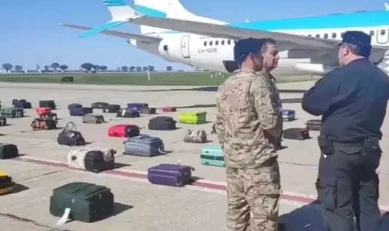 Detuvieron a una azafata de Aerolíneas: “Decile al capitancito que le pusimos tres bombas”