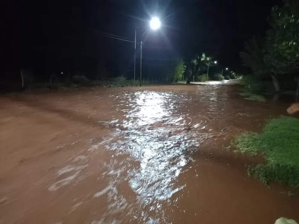 [VIDEOS] Tremenda tormenta en Jáchal: hay localidades donde las calles quedaron borradas