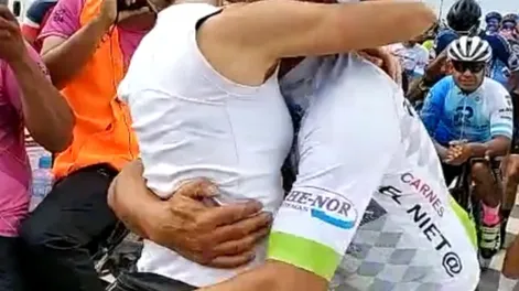 [VIDEO] “¿Te animás a casarte?”, la propuesta de un ciclista a su novia por los altavoces