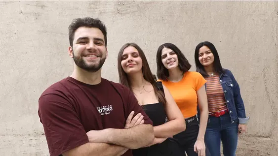Los escritores Gonzalo Sillero y Sol Galoviche (Momentos enprosa), junto a Uma Romero y Maite Nuñez son los organizadoresdel Slam de Poesía en San Juan.