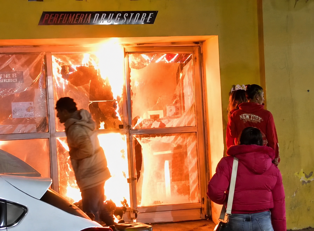 Un drugstore se incendió en Jáchal. Captura de video mejorada con IA.