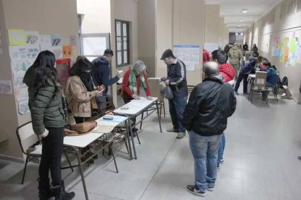 PASO 2021: la gente deberá hacer fila afuera de cada escuela antes de ingresar a votar