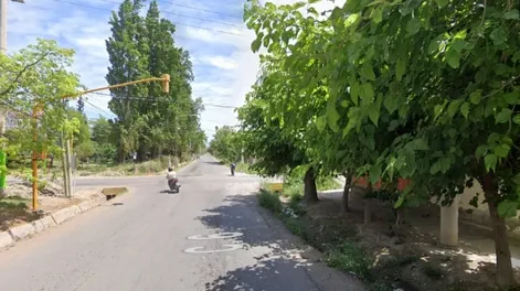 Un joven terminó dentro del canal con su auto