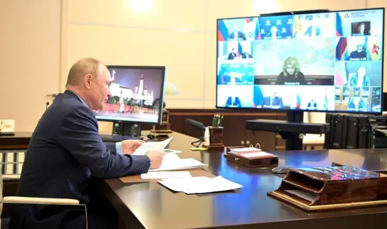 Putin recibió la tercera dosis y se ofreció como voluntario para experimentar una vacuna nasal