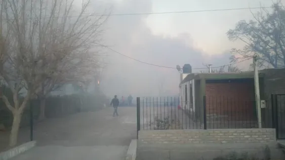 Enorme operativo por un incendio de pasturas en medio del viento: hay casas en riesgo