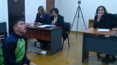 Diario de Cuyo | ALEJANDRO ARIEL  CÓRDOBA ARCE, alias Quiscudo, en el momento de presenciar el video en el que trepaba sobre una pared y un boyero para sustraer una bicicleta en Chimbas.