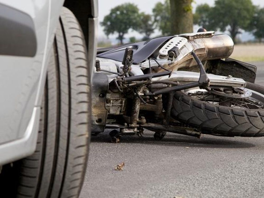 Chocaron en moto con un auto y uno de ellos terminó fracturado
