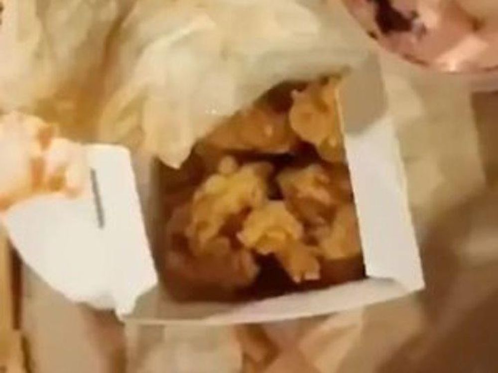 Denunció que le sirvieron papel higiénico frito en un local de comidas rápidas