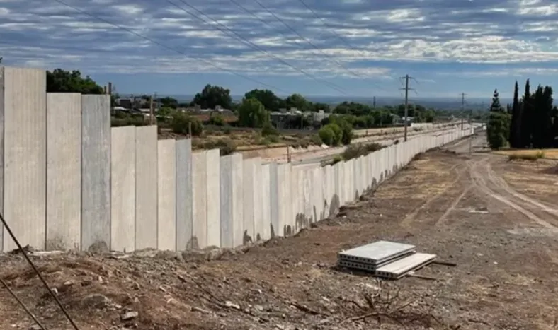 En Mendoza, una universidad levantó un muro por la inseguridad y generó polémica
