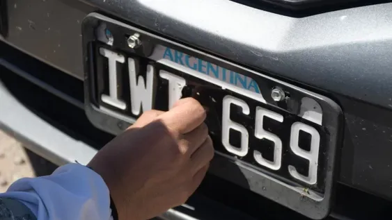 Un operativo en Ruta 40 terminó con tres detenidos: iban en un auto con la patente y documentación adulteradas