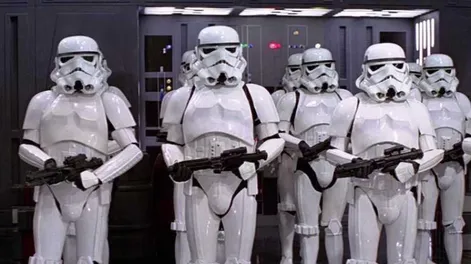 “Stormtroopers” contra el coronavirus: fumigadores chinos se vuelven virales