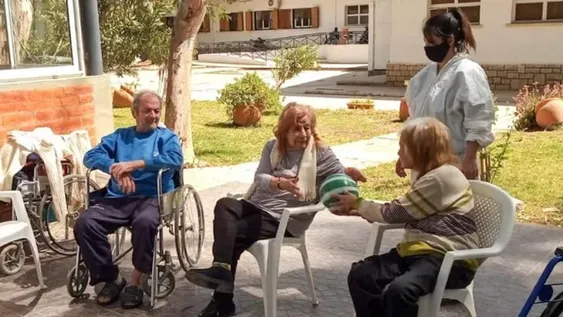 Hacen juegos en la residencia de los adultos mayores porque preocupa mucho su estado