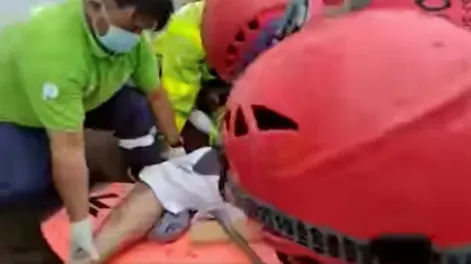 [VIDEO] Se voló una sombrilla, se le clavó en la pierna y se la sacaron con una motosierra