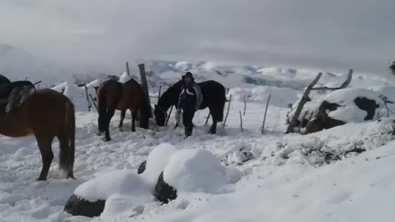Soportando el frío para ayudar en zonas rurales
