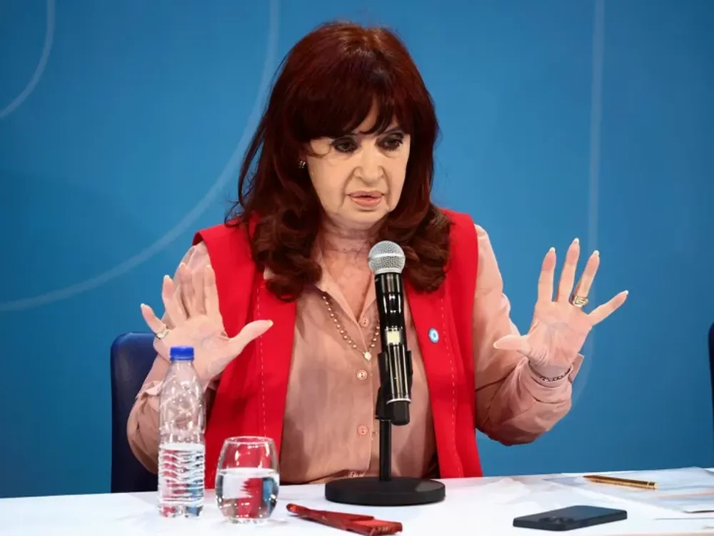 Cristina Kirchner critó a Javier Milei: “Estás con el agua al cuello porque te faltan dólares”
