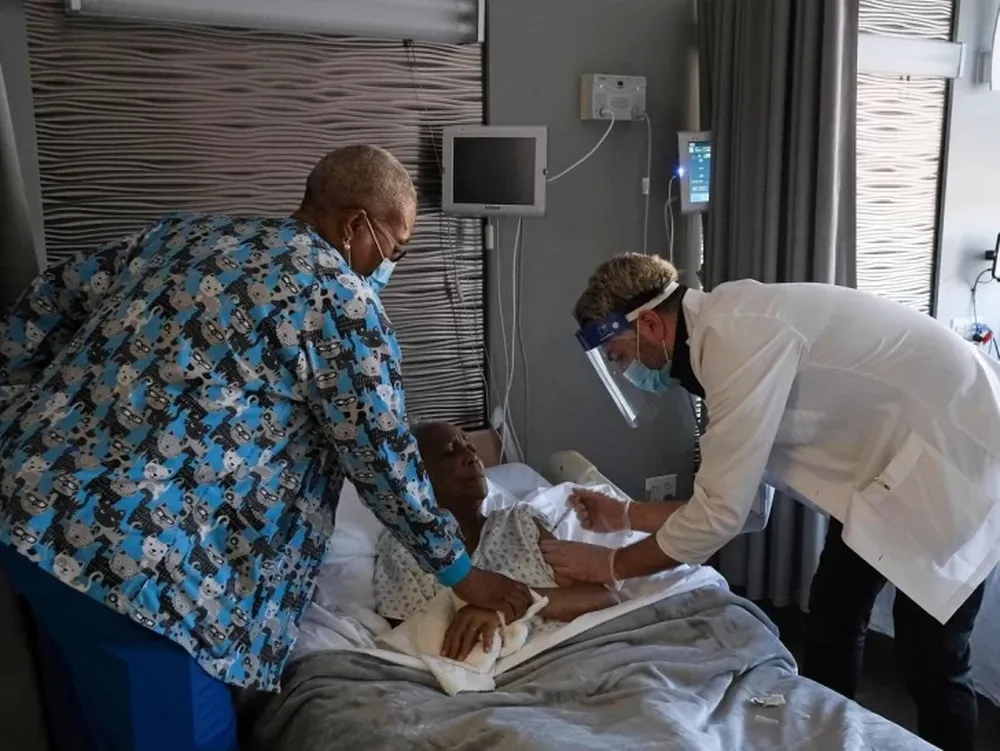 Frente a la escasez de vacunas, el mundo busca otras estrategias para frenar al coronavirus