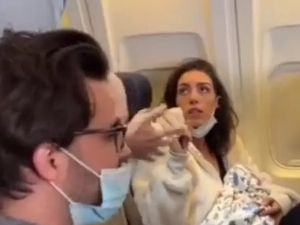 Revuelo por una mujer amamantando a su gato en pleno vuelo y que se hizo viral en Tik Tok