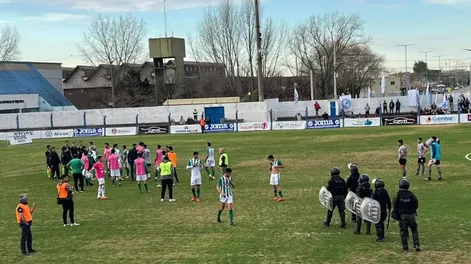 Con un polémico arbitraje y un jugador menos, Desamparados empató ante Bolívar