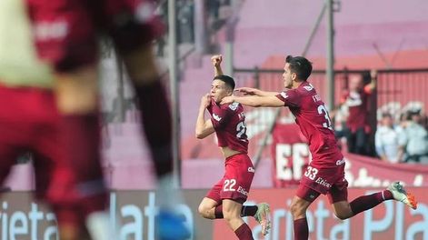 Lanús le ganó a Arsenal sobre el final y tomó aire