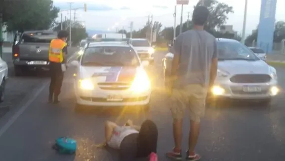 Una ciclista se estrelló contra la puerta abierta de un auto y fue a parar al hospital