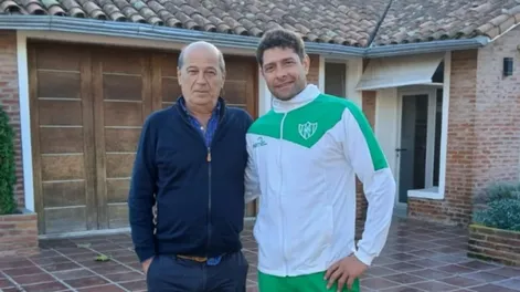 Diario de Cuyo | Augusto Pérez junto a Juan Carlos Aguinaga, presidente de Federaciones del Consejo Federal de AFA