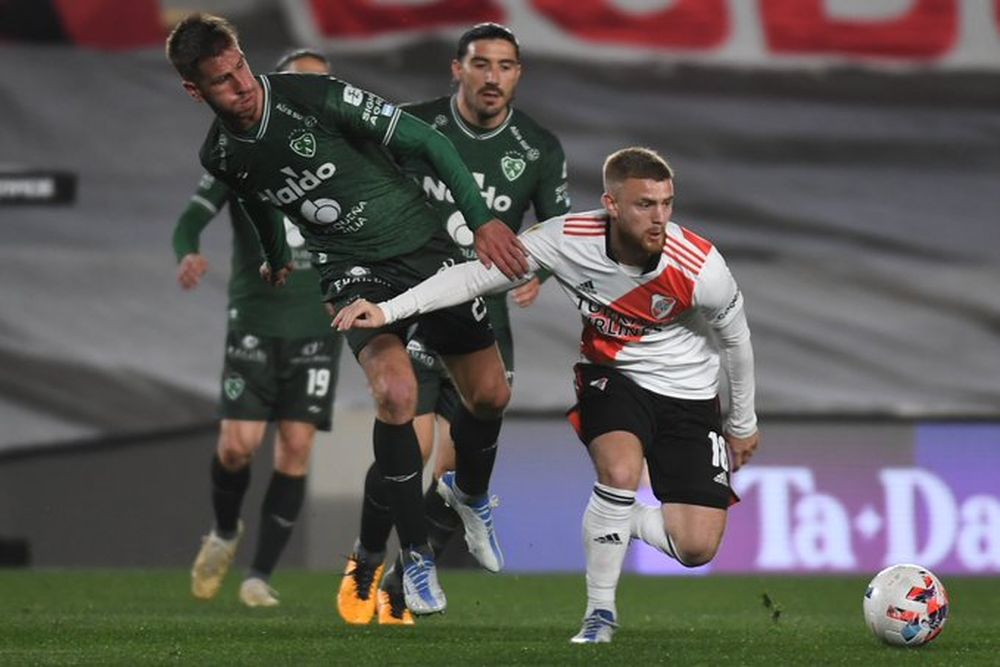 River sufrió un revés inesperado frente a Sarmiento y perdió en el Monumental