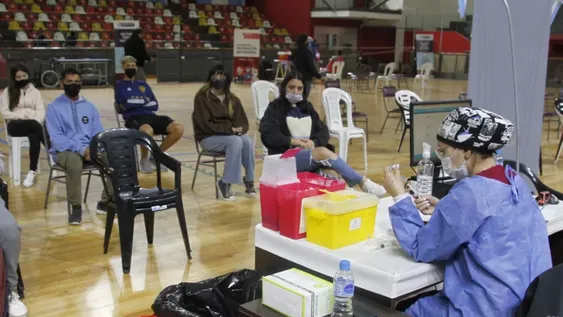 Vacunas: alcanzan al 70% de la población y llegan al umbral en la inmunidad de rebaño