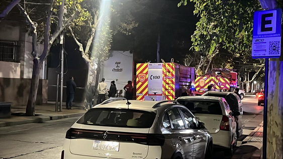 Incendio de un auto en una cochera.