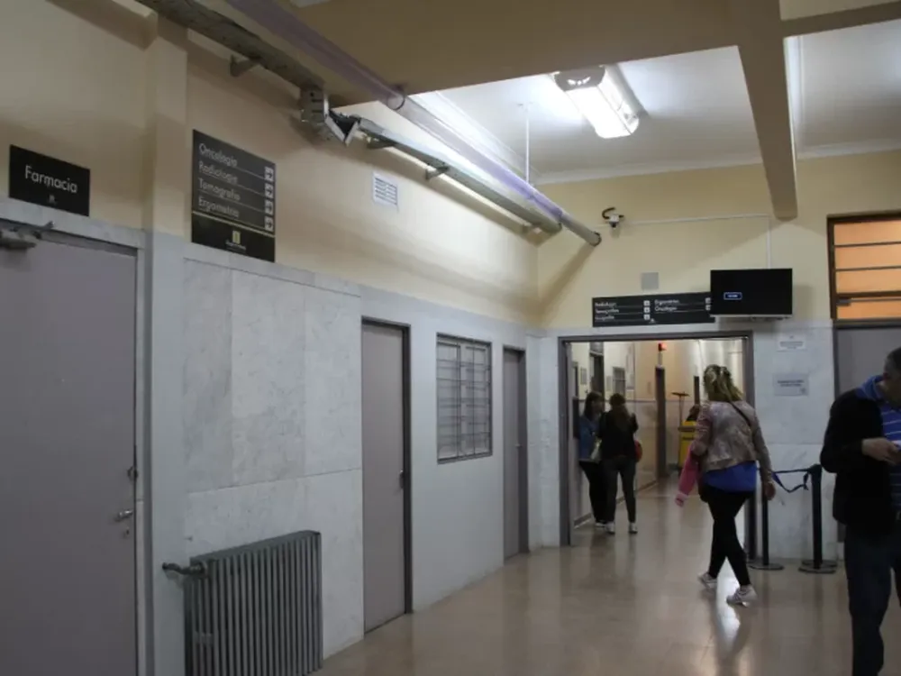 Perdió el control y chocó contra una rotonda de Rivadavia