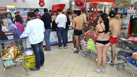 Salen a comprar sin ropa