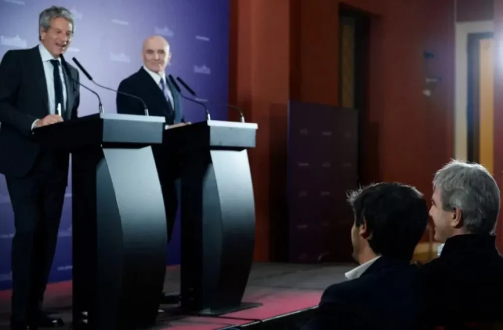 PRIMERA FILA. El ministro de Economía, sigue en vivo la presentación del régimen.