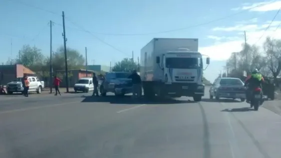 Se salvó de lo peor al chocar contra un camión
