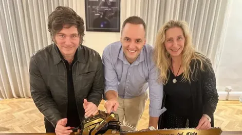 CON MOTOSIERRA PROPIA. Javier y Karina Milei apuestan todas sus fichas al vocero presidencial y candidato en la Ciudad, Manuel Adorni. La estrategia del achique de Estado se vuelve a poner a prueba, ahora en dominios de los Macri.