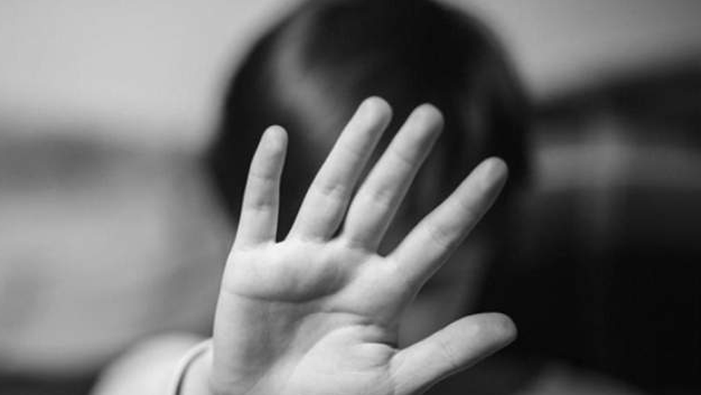 Encontró a su pareja violando a su hija de 4 años