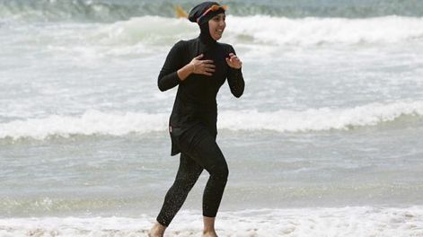 Por qué Francia prohíbe los trajes de baño llamados burkini