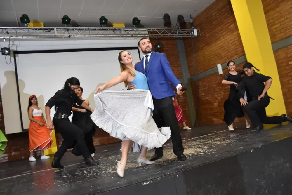 Hermanados en el canto y la danza