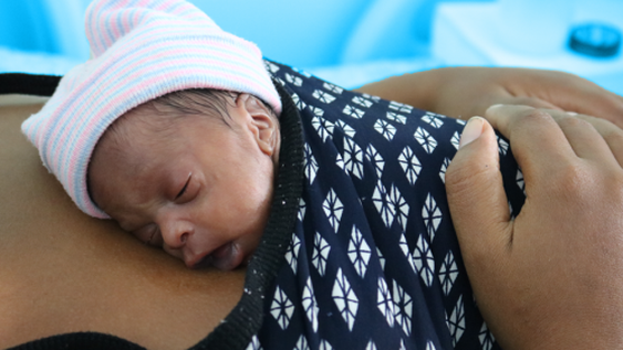 Cuántos bebés nacen antes en el país y los beneficios del método de la madre canguro