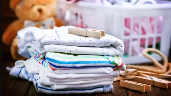 Cómo lavar la ropa de un bebé recién nacido para proteger su piel