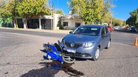 Turistas cordobeses chocaron contra una motociclista en un cruce peligroso