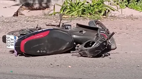 El terrible momento que vivió una mujer cuando un motociclista se estrelló y mató frente a sus ojos