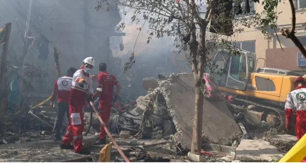 Mueren 60 personas en ataque aéreo israelí contra edificio residencial en Teherán