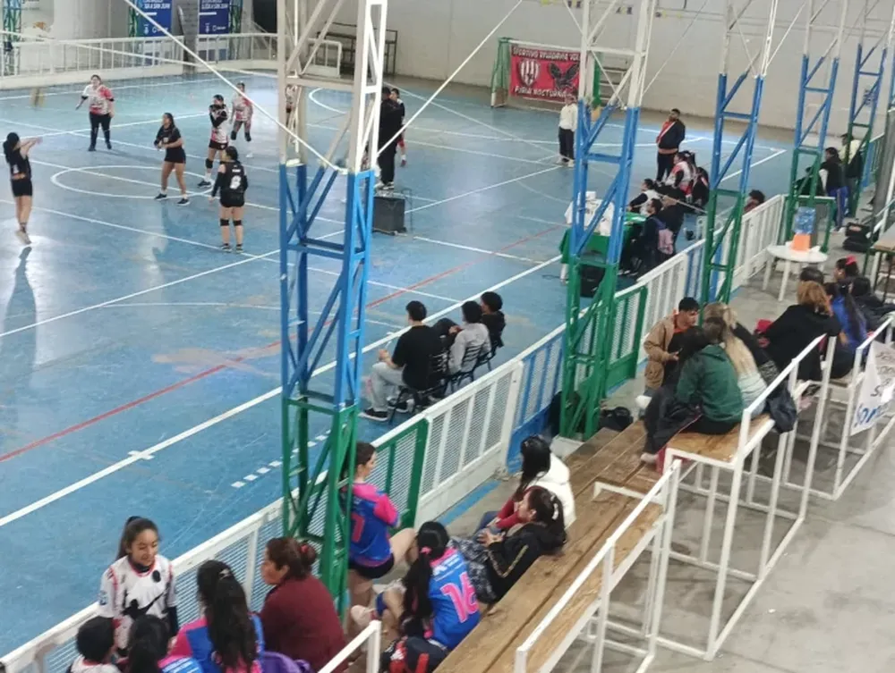 El Polideportivo de Rodeo es sede del torneo de vóleibol de Iglesia.
