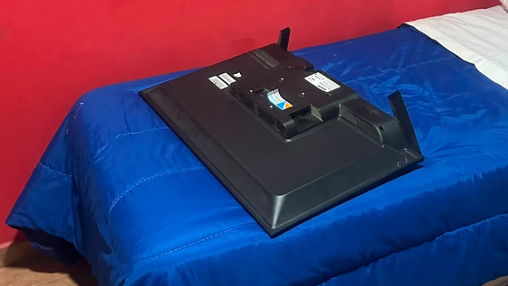 Uno de los televisores que se intentaron llevar los ladrones.
