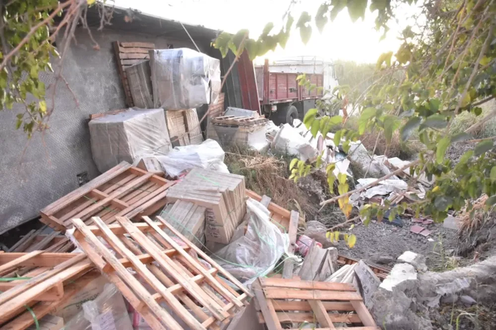 En Rawson volcó un acoplado cargado de porcelanato