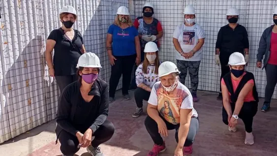 Mujeres que construyen le hacen la casa a una víctima del terremoto