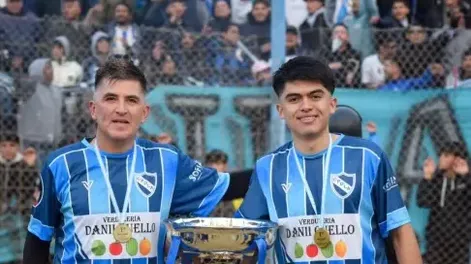 Dos generaciones. Luchi con sus 46 años posa con la Copa de Albardón junto a su hijo  Nahuel, de 23. Los dos disfrutan en Paso de Los Andes.