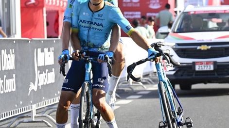 El gesto entre dos ciclistas que recorre el mundo: cruzaron la meta en la misma bicicleta