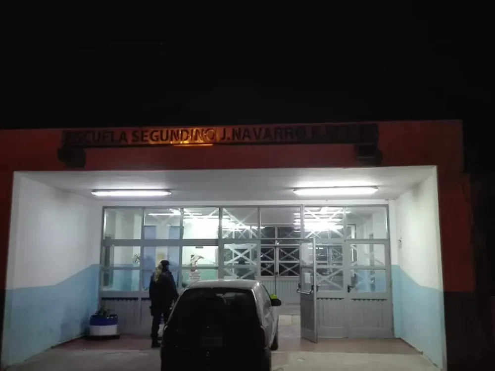 Denuncian problemas con el agua, baños sucios y falta de ventiladores en una escuela capitalina